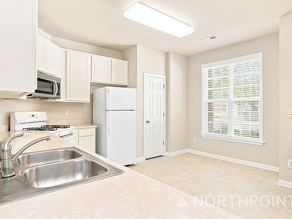 5th image of 4411 Log Cabin Dr