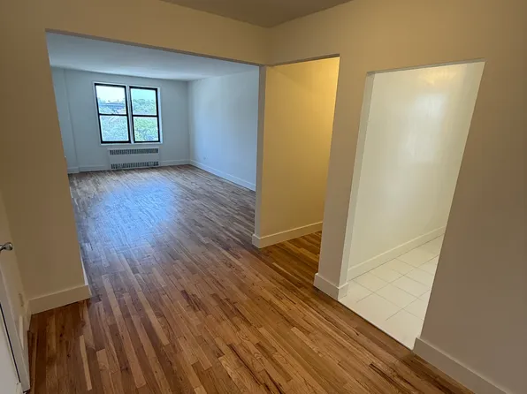 71-11 Yellowston Boulevard image 3 of 5