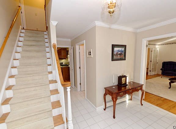 5th image of 39 Algonquin Dr