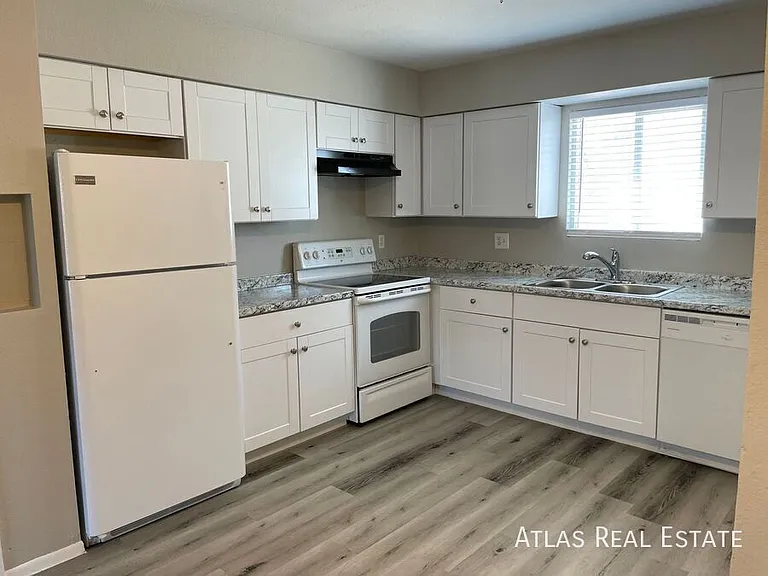 465 W Ivyglen St #13-125 — Photo 10