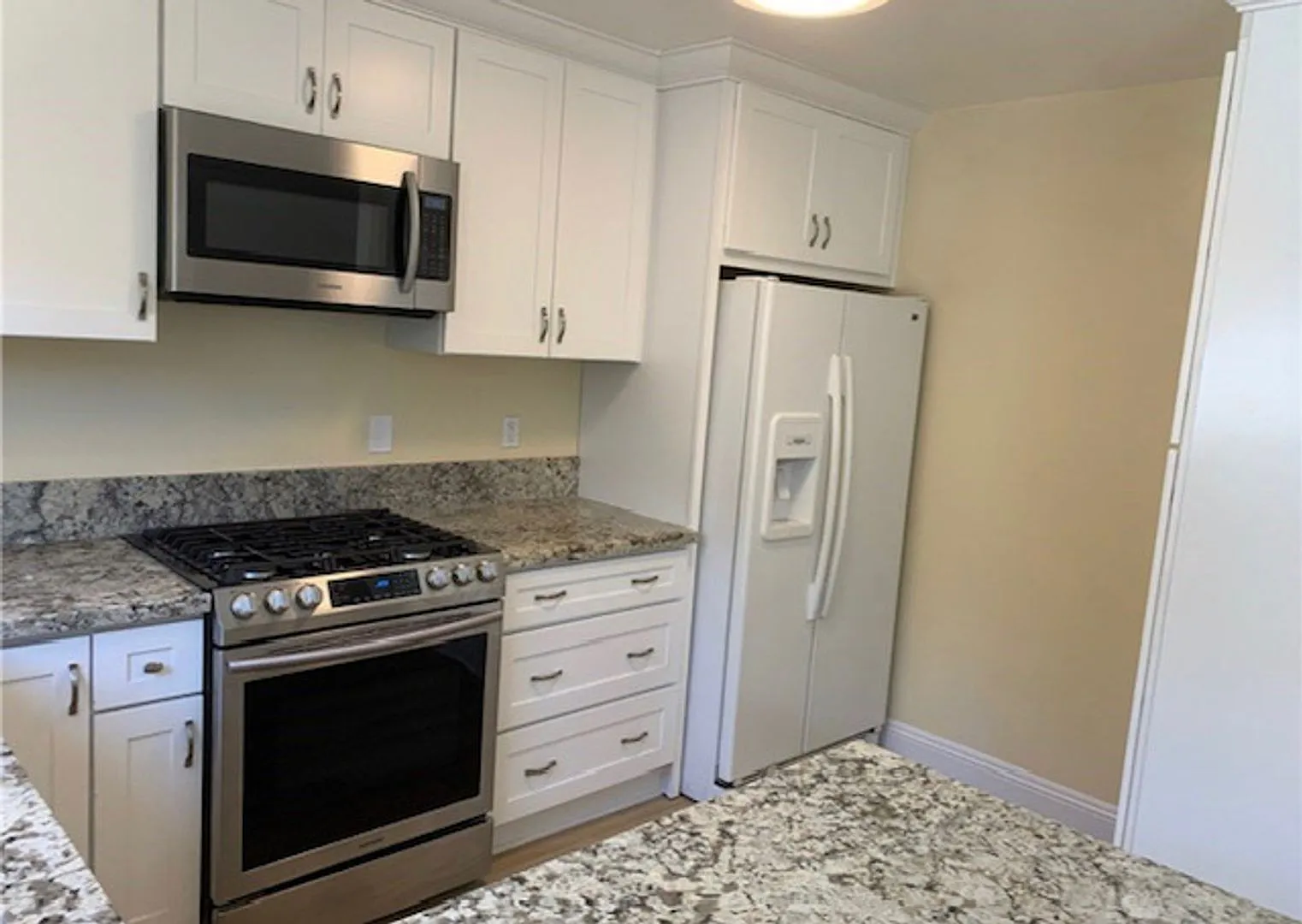 Costa Mesa 3 Bedroom 2 Bath Townhouse with 2 car garage — Photo 2