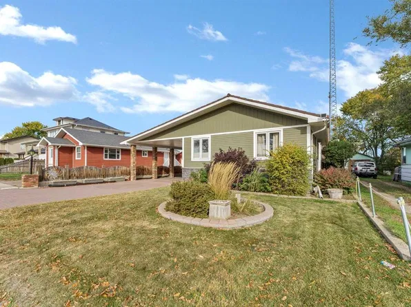 126 S 8th Ave E, Bow Island, AB T0K 0G0