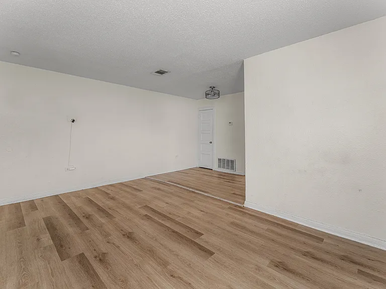 3916 Homan Ave #3918 — Photo 3