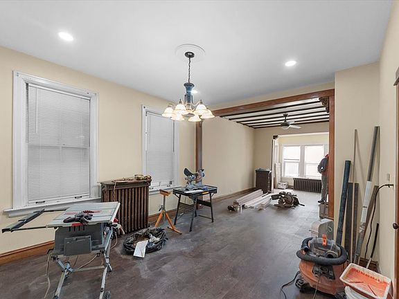 4th image of 1654 W Melrose St #1