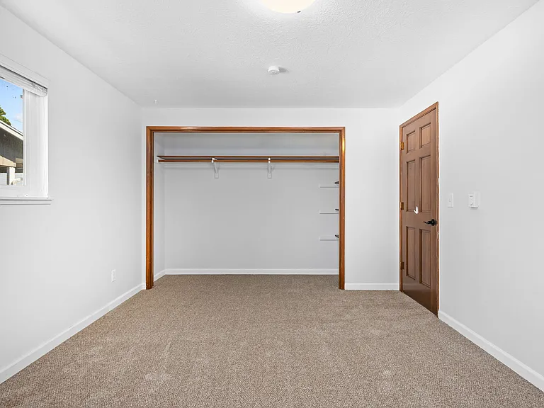 518 NE Dallas Dr — Photo 10