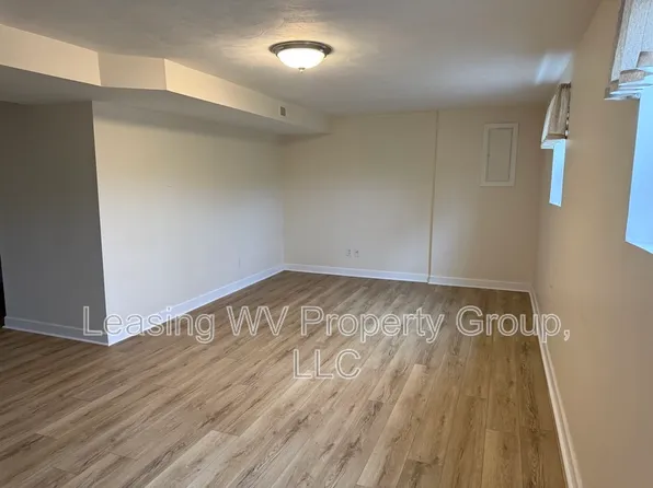 1811 Winding Hills Dr, Charleston, WV 25320