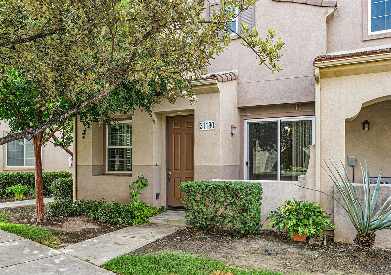 Two Story Townhouse in the gated community of Temecula Lane 3br/2.5ba, 1,586 Sqft, Patio, 2 car a... — Photo 1
