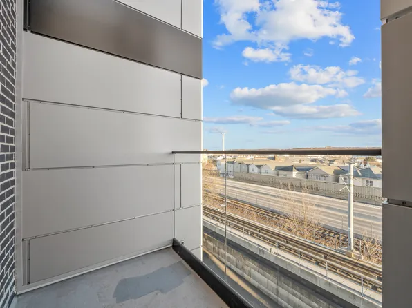 17 Avenue East image 50 of 65