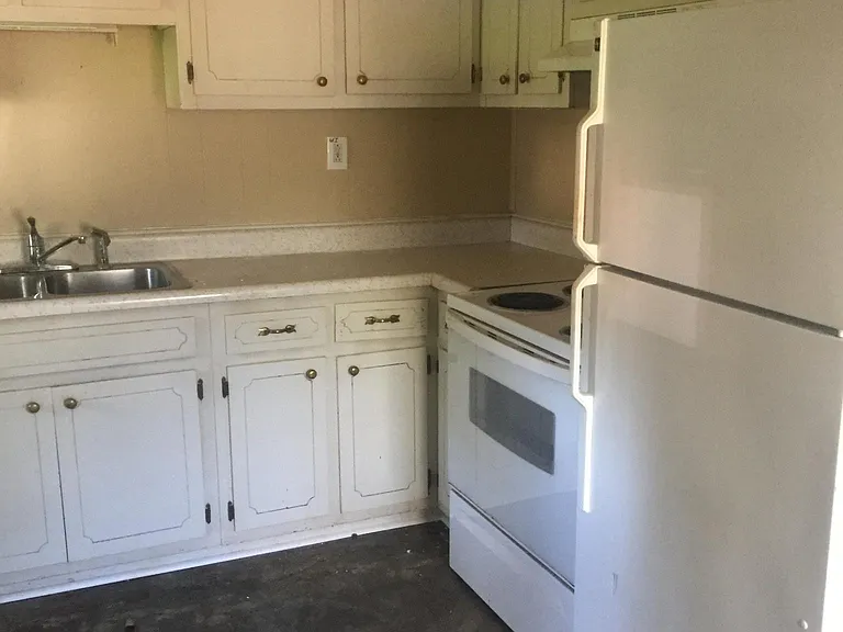 963 Laurel Ave — Photo 3