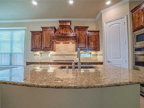 4th image of 7124 Isle Royal Ln