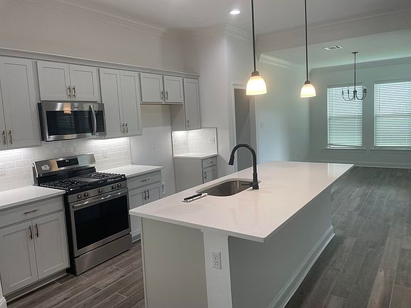 3rd image of 454 Rue Evangeline