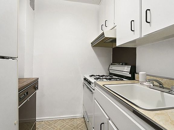 4th image of 515 E 85th St APT 2A