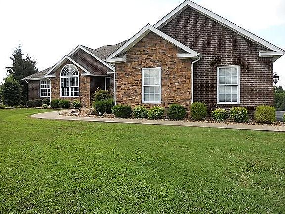 3rd image of 850 Oakwood Ln