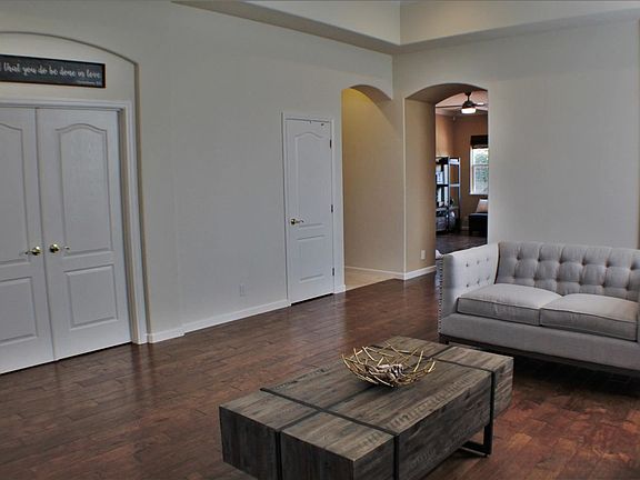 5th image of 416 Sebastian Ct