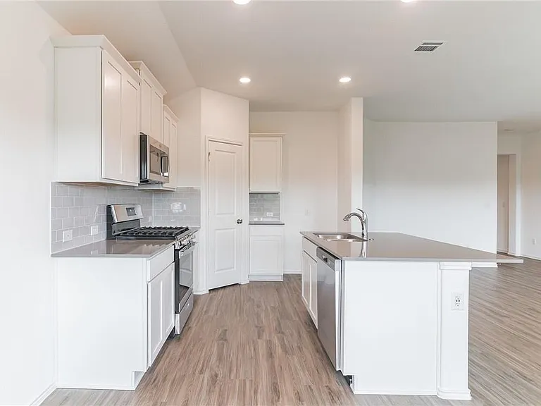 500 Jack Ryan St — Photo 5