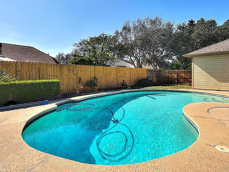 7642 Dallas St — Photo 46