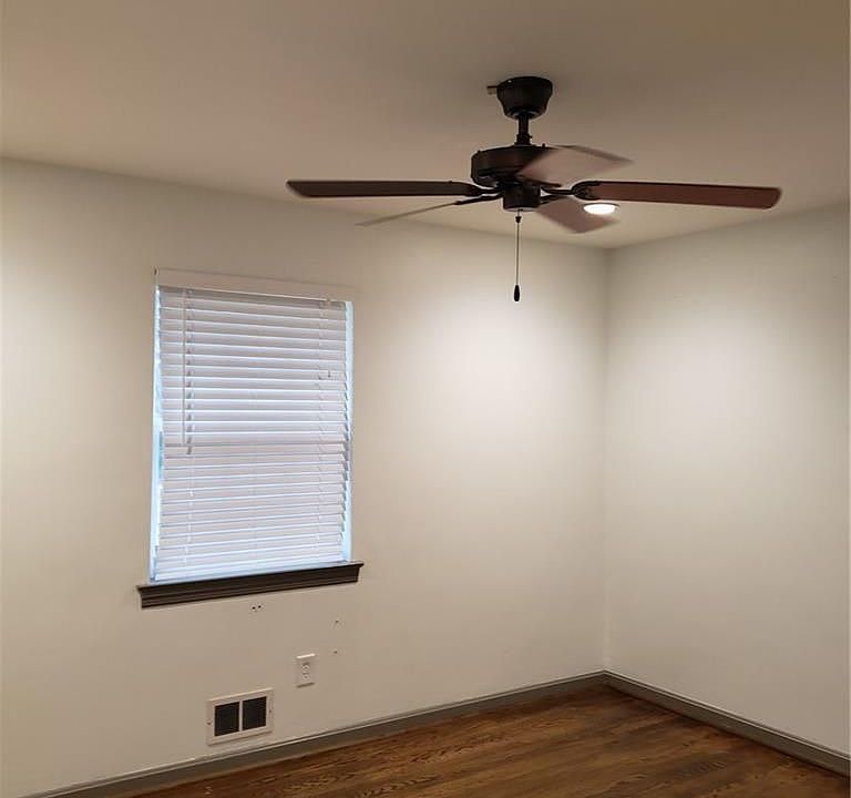 2nd image of 1709 Lakeview Cir