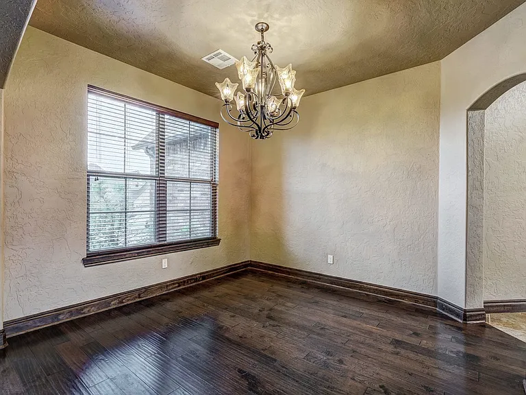 905 Samantha Ln — Photo 8