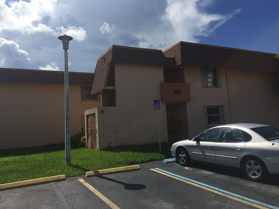 2nd image of 860 SW 129th Pl APT 105