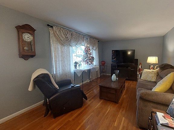 3rd image of 818 McLister Ave