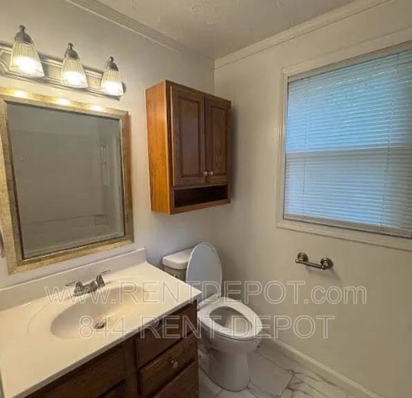 629 E Oregon St — Photo 4