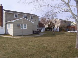 31 Fairlane Dr, Selden, NY 11784
