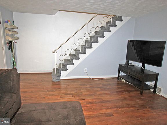 5th image of 272 Childs Ave