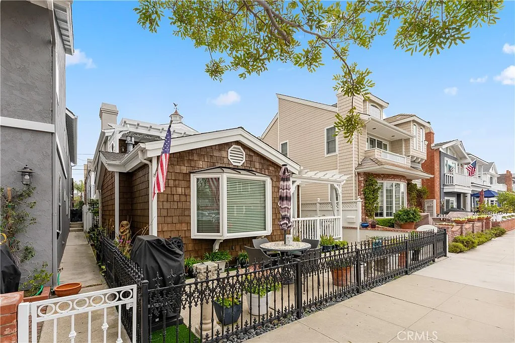2 bed, 816 sqft, $4,150 — Photo 2