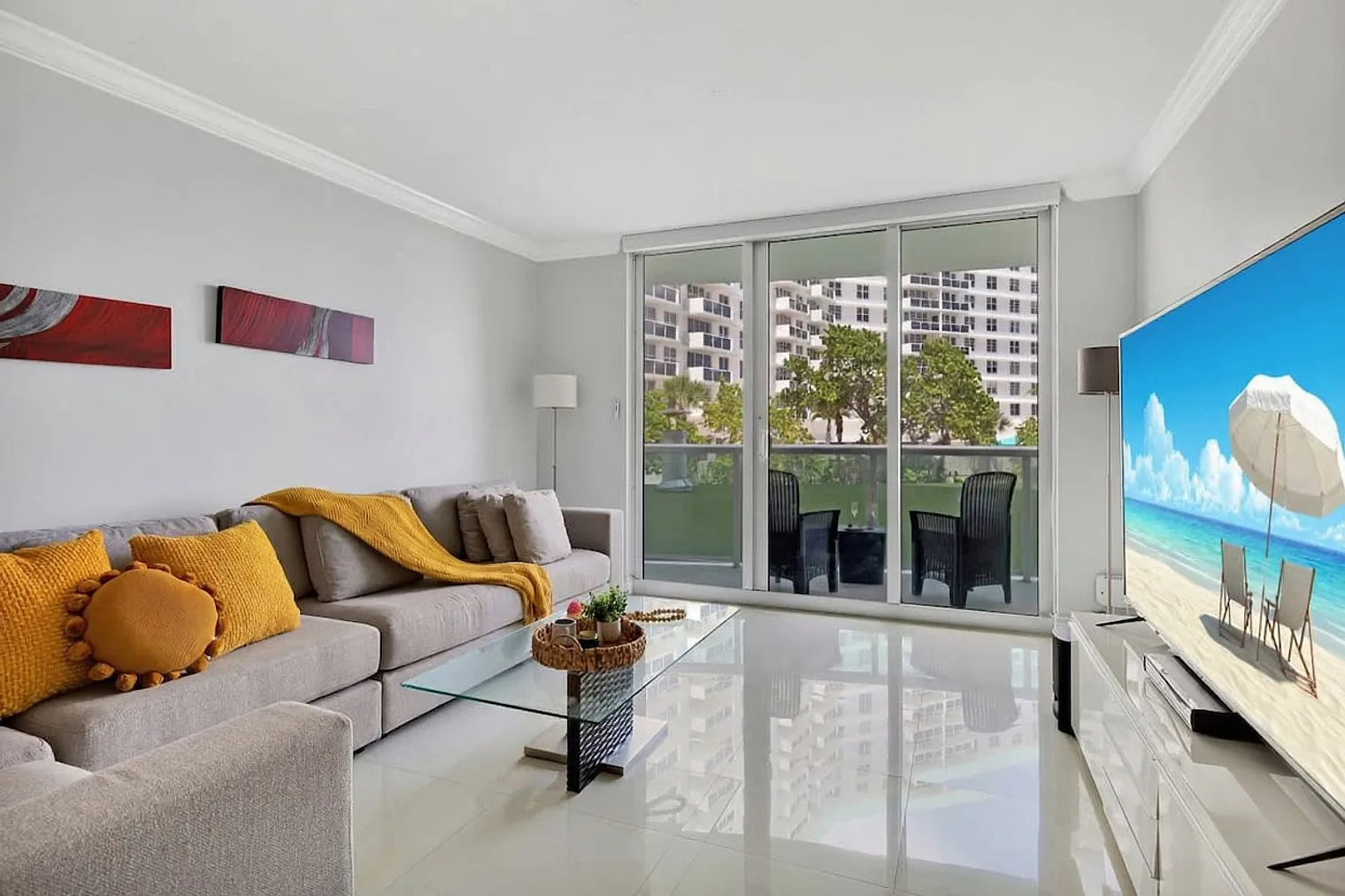 2 bed, 1.0 bath, 1194 sqft, $4,224 — Photo 2