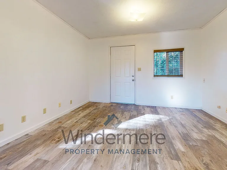 512 Columbia St — Photo 2