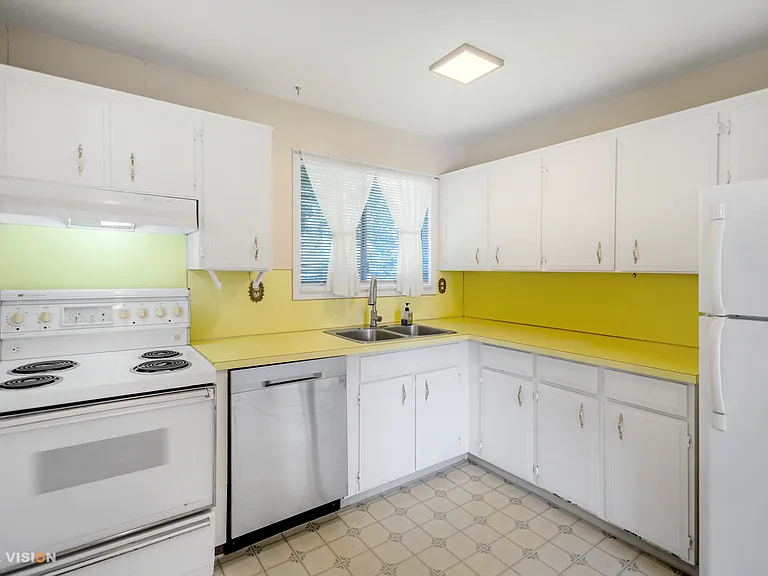 6191 Camsell Cres — Photo 9