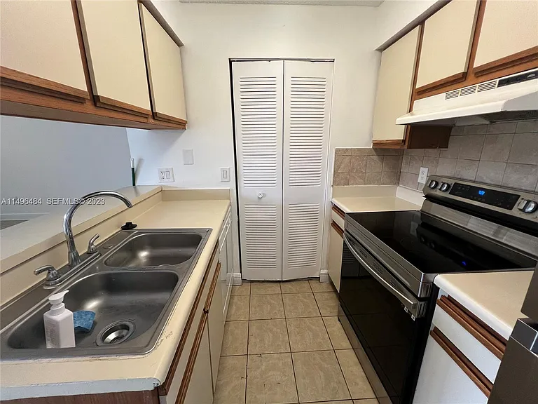 1227 SW 46th Ave #304 — Photo 3
