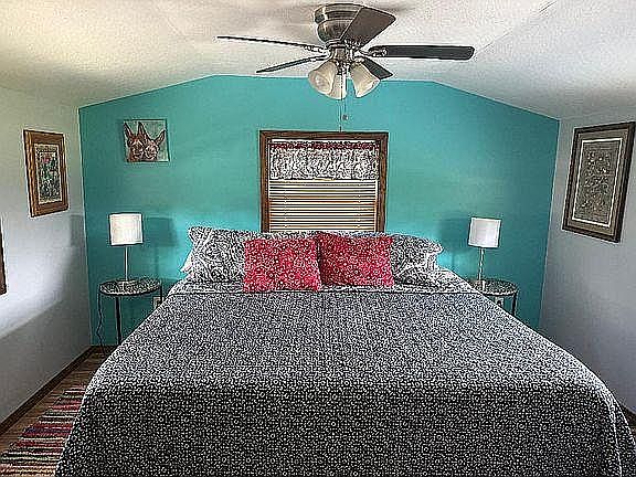 Bedroom/King size bed