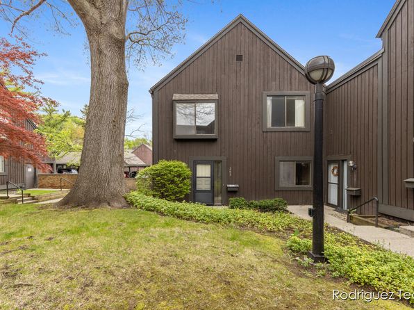 203 Paisley Ct, Kalamazoo, MI 49006
