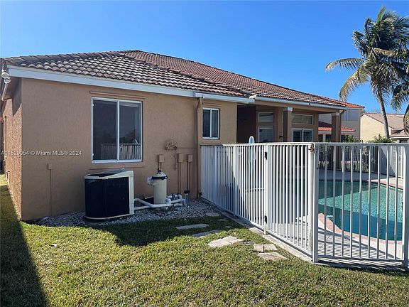 3rd image of 778 Heritage Dr