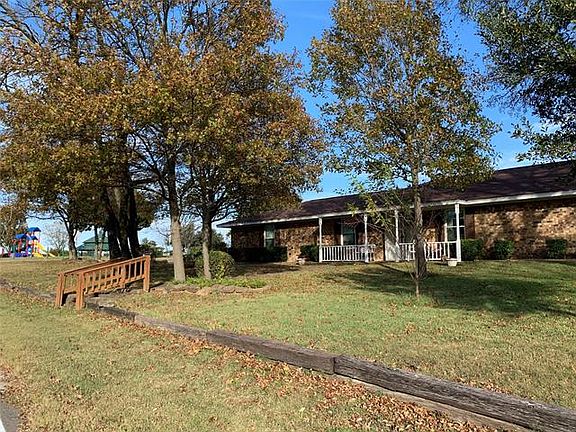 3rd image of 410 W Red Bird Ln