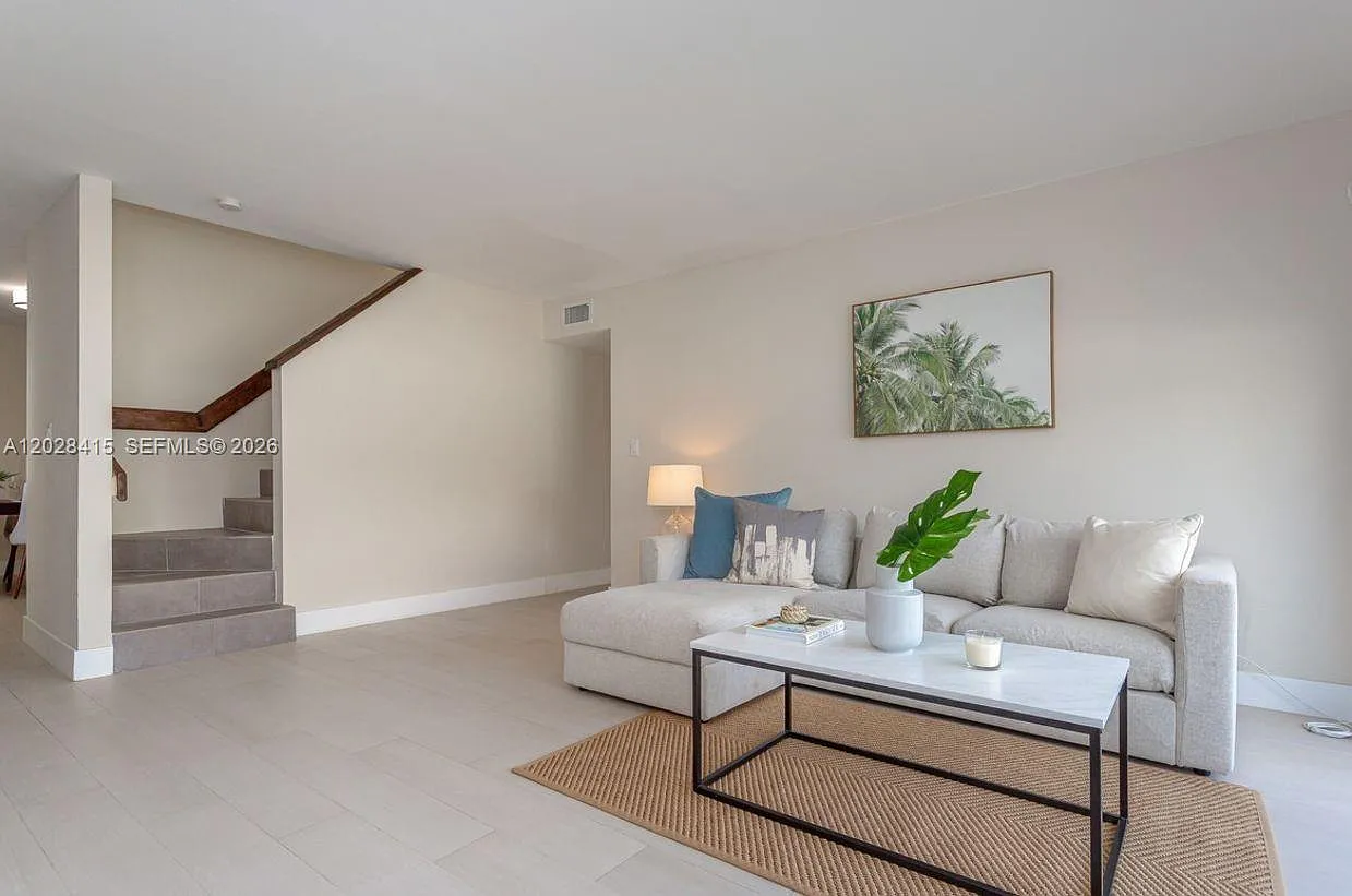 Orduna Court Condo — Photo 4