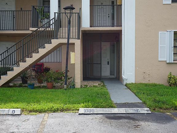 2nd image of 1080 N Franklin Ave #1080C
