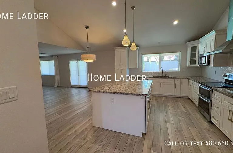4362 E Ludlow Dr — Photo 3