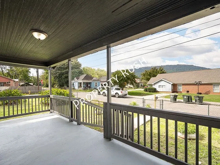 3818 Chandler Ave — Photo 4