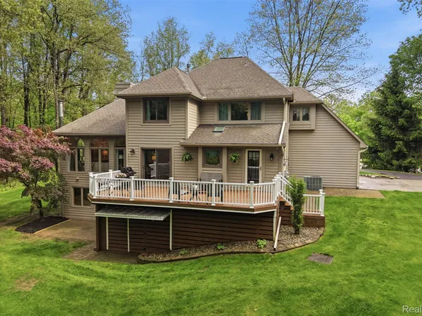 8235 Ironwood Dr, Pinckney, MI 48169