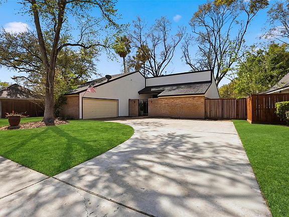 3rd image of 15711 Laurel Heights Dr