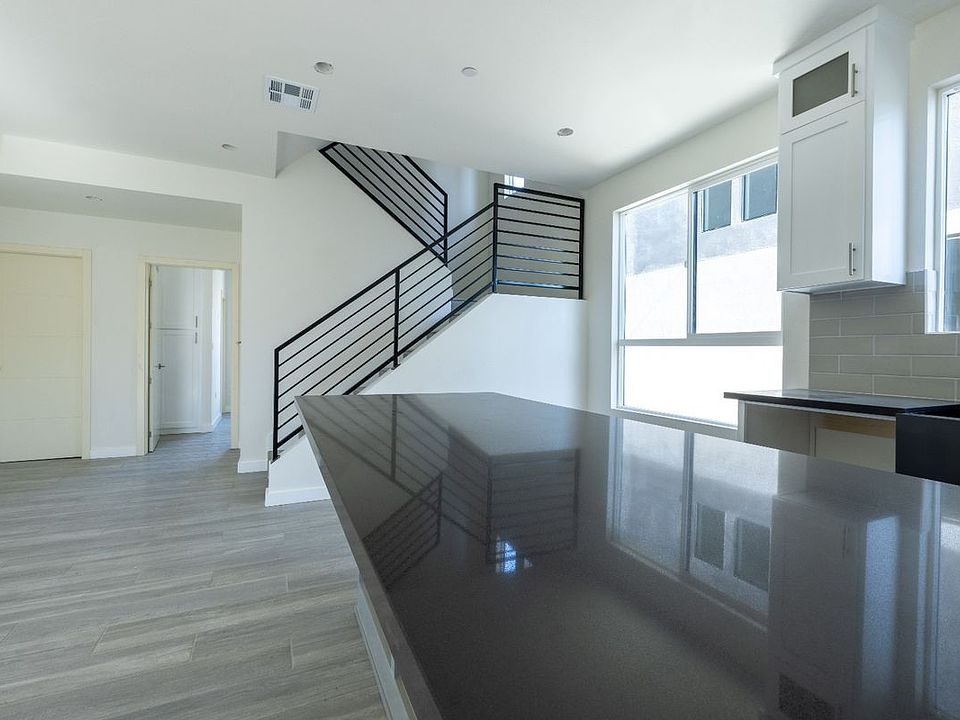 1st image of 1130 W 39th St