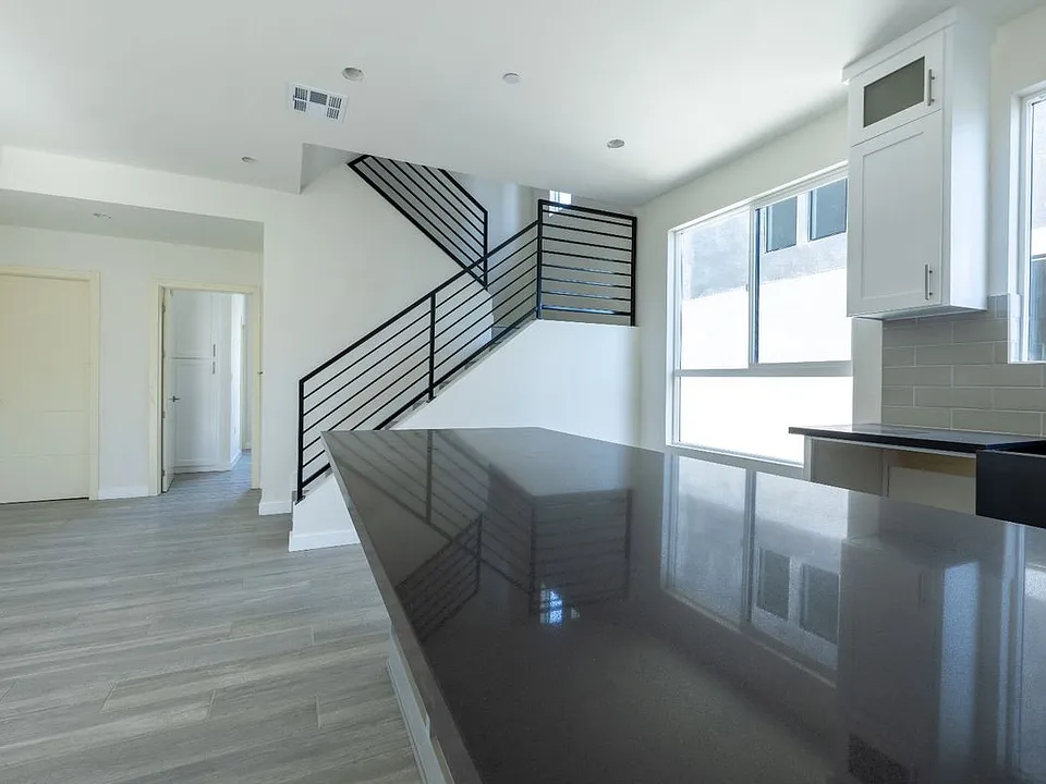 1130 W 39th St