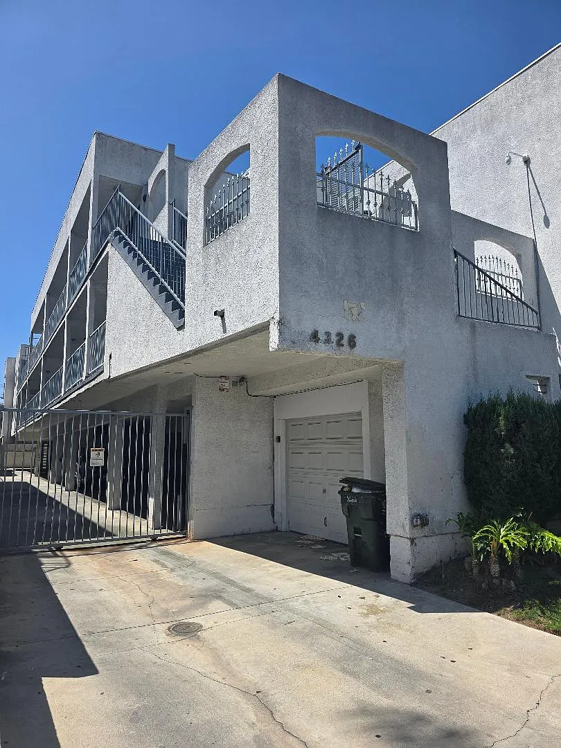 2 bed, 900 sqft, $2,700 — Photo 4