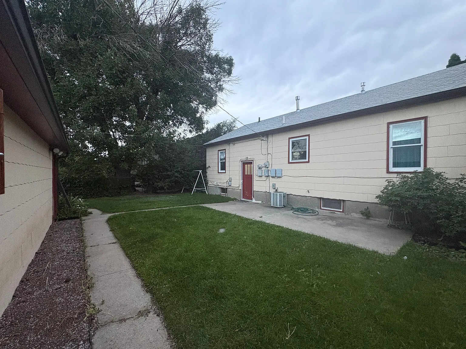 Centrally located 2 bed 1 bath upper level duplex — Photo 4