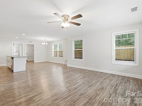 3rd image of 4221 E End St