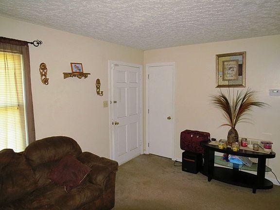 3rd image of 944 Banks Road Ext