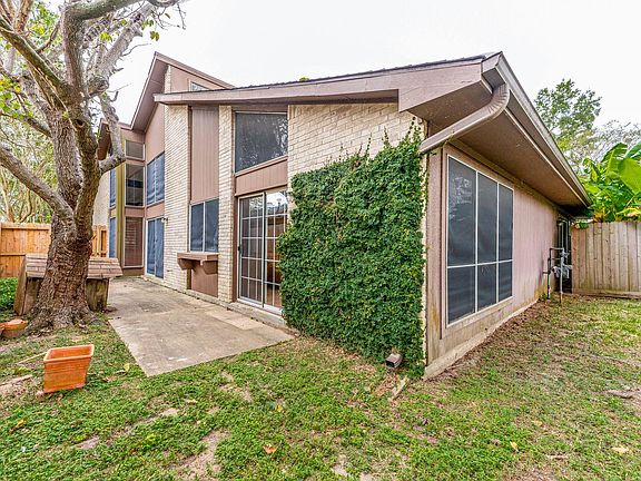 5th image of 16031 Hickory Knoll Dr