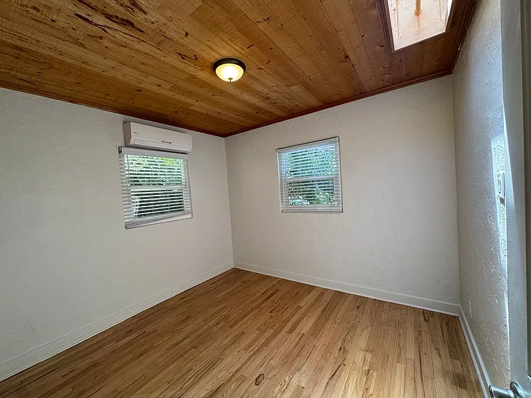216 Carlisle Blvd NE — Photo 4